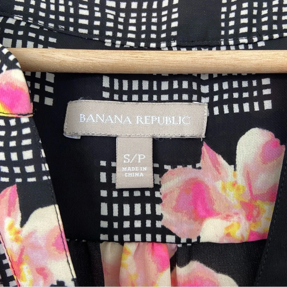 BANANA REPUBLIC BLACK/PINK FLORAL V-NECK SLEEVELESS TOP/BLOUSE, SMALL - Picture 4 of 8